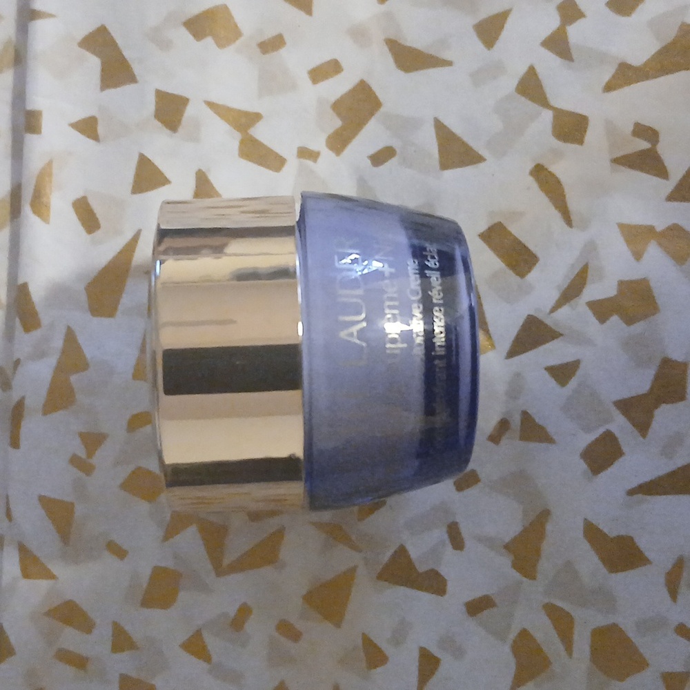Estee Lauder - Picture 2 of 3